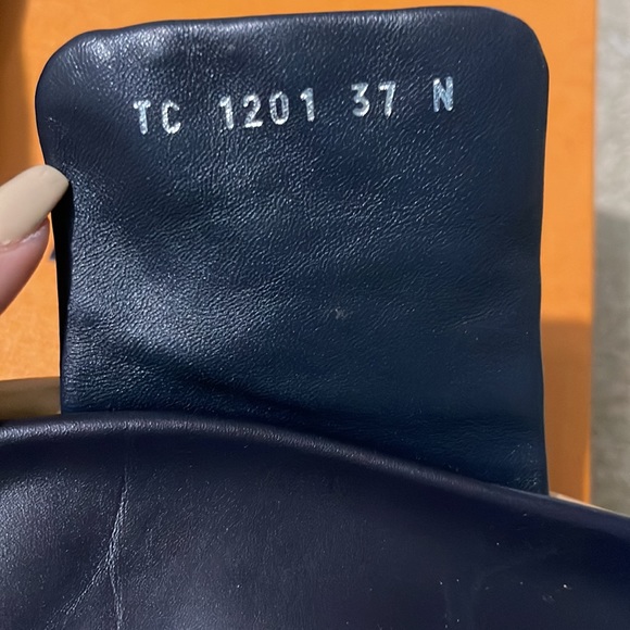 Louis Vuitton Slides - Picture 4 of 4